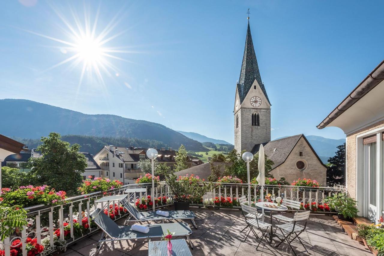 Hotel Weisse Lilie - B&B Rio di Pusteria Екстер'єр фото