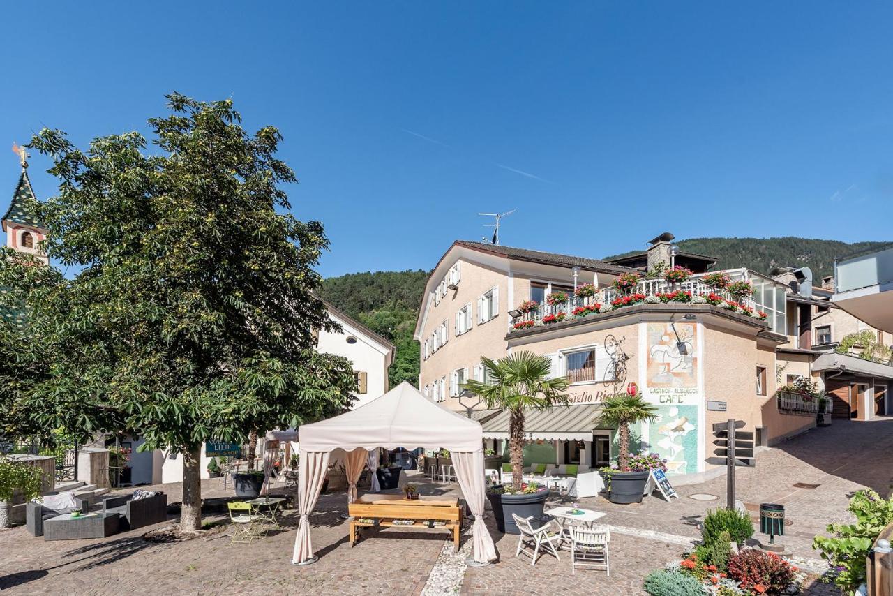 Hotel Weisse Lilie - B&B Rio di Pusteria Екстер'єр фото