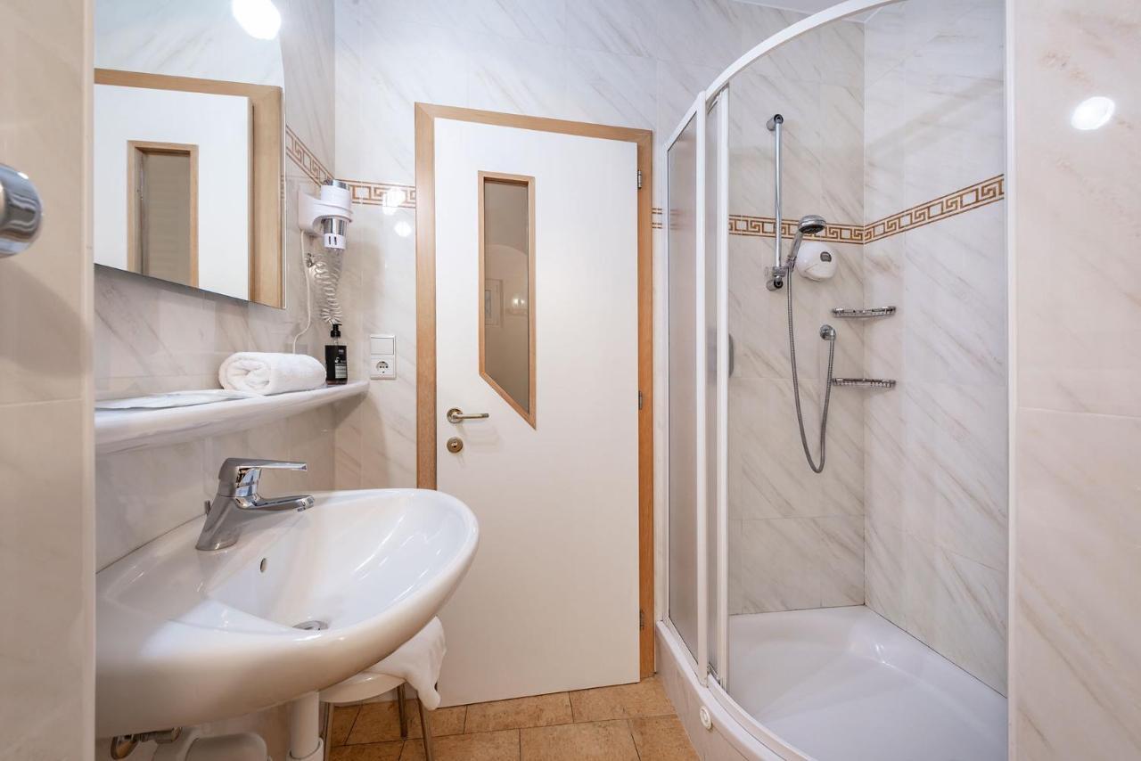 Hotel Weisse Lilie - B&B Rio di Pusteria Екстер'єр фото