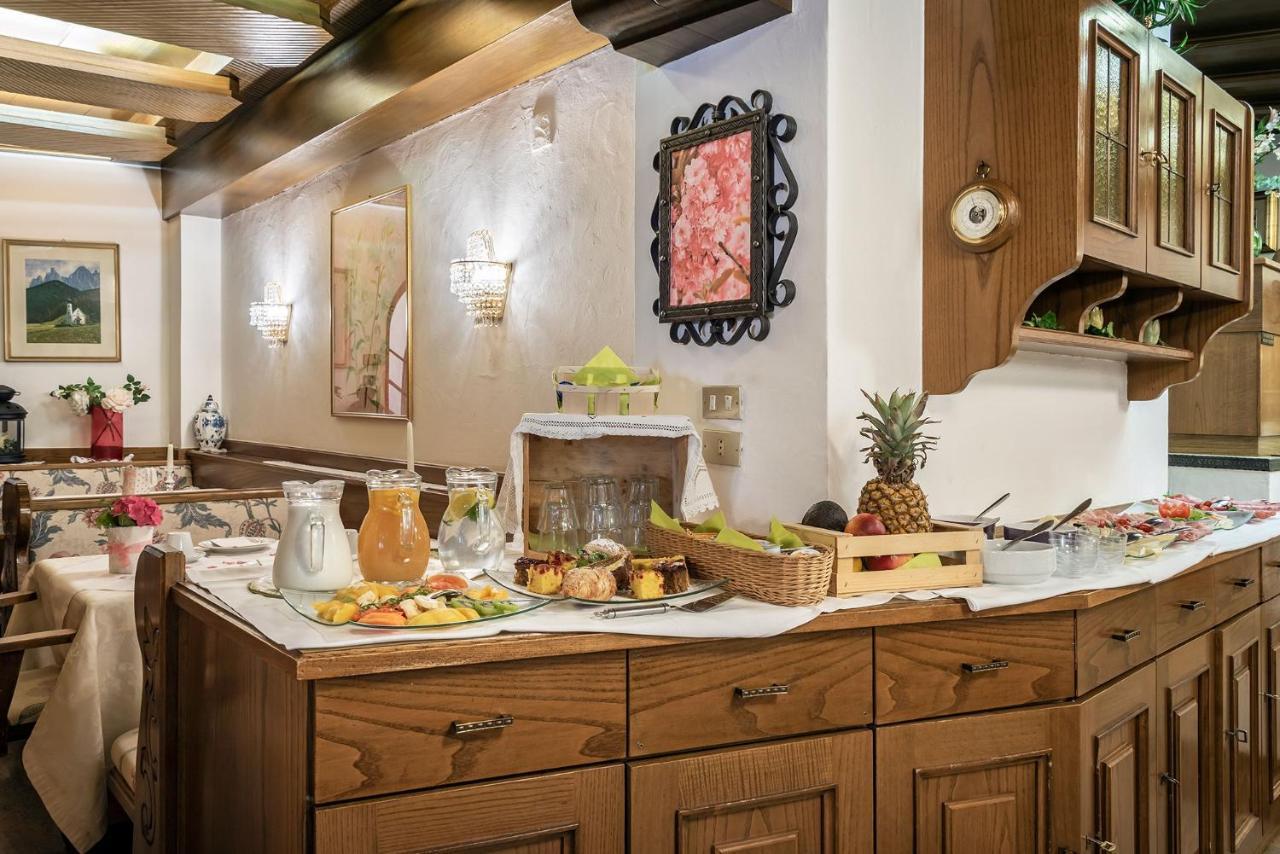 Hotel Weisse Lilie - B&B Rio di Pusteria Екстер'єр фото