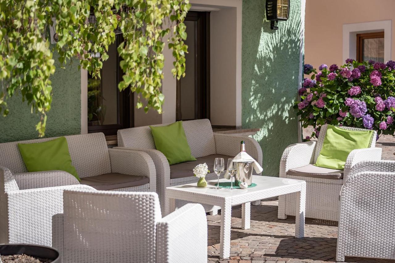 Hotel Weisse Lilie - B&B Rio di Pusteria Екстер'єр фото