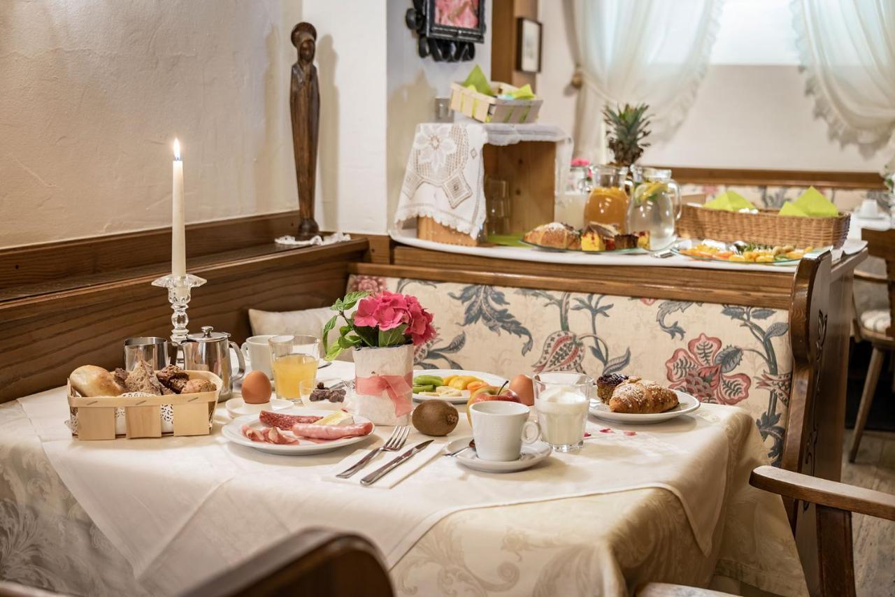 Hotel Weisse Lilie - B&B Rio di Pusteria Екстер'єр фото